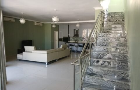 ARRENDA-SE: Apartamento Duplex T2, no Bairro do Sommerschield 2.