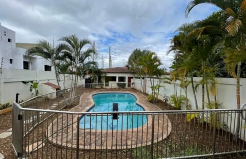 Arrenda-se Moradia Triplex T5 na Sommerschield.