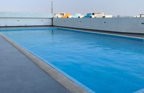 Vende-se e arrenda-se apartamento T1 no Condomínio Deco Assos, Av. Marginal.