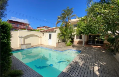 Vende-se moradia T4+1 no condomínio Aisha Garden