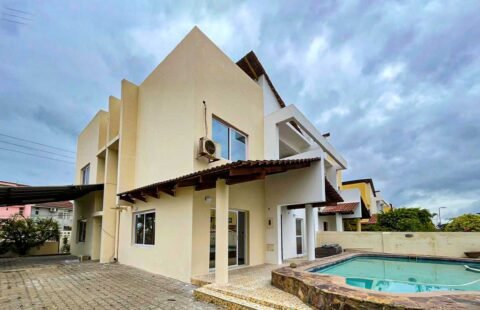 Arrenda-se moradia geminada T4 dentro de condomínio no Triunfo