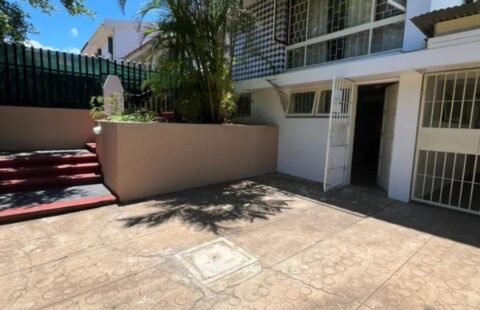 Vende-se Moradia T4 Triplex na Coop próximo à Rua da França