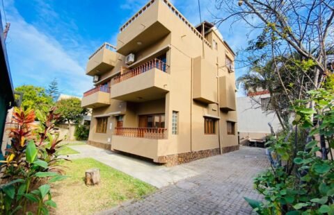 Vende-se Moradia Tipo 5 no Bairro do Triunfo Velho.