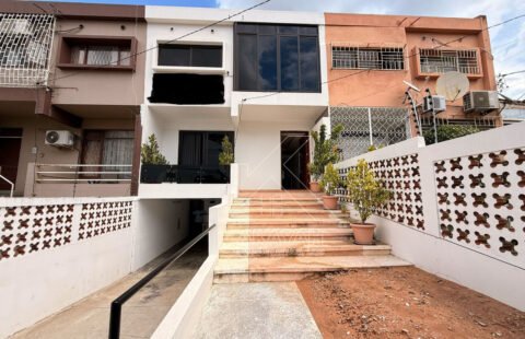 Vende-se Moradia T4 no bairro da Coop, próxima aos PH’s, ideal para Habitação ou Escritório