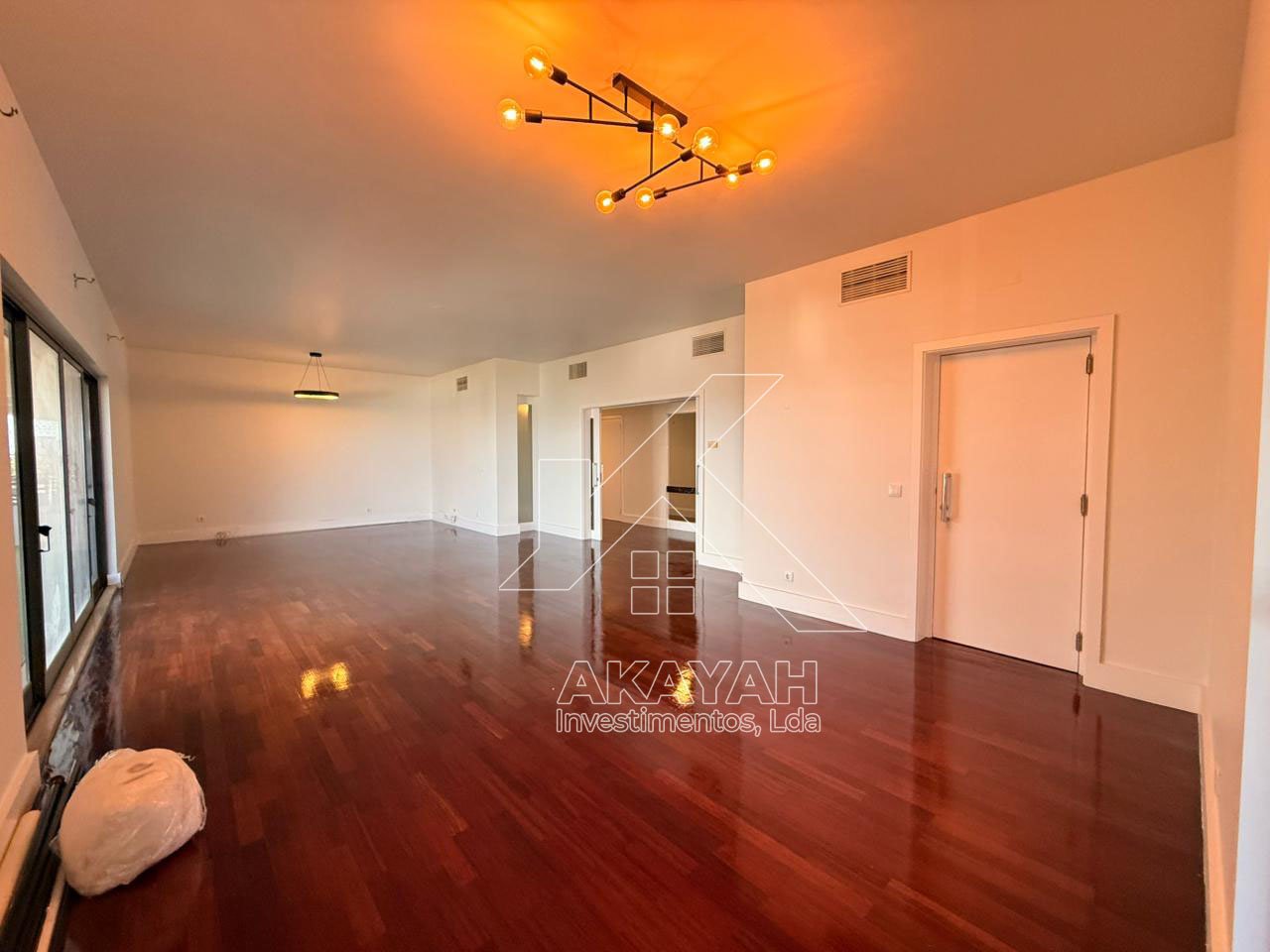 Apartamento T3 com ou sem móveis para arrendar na Polana