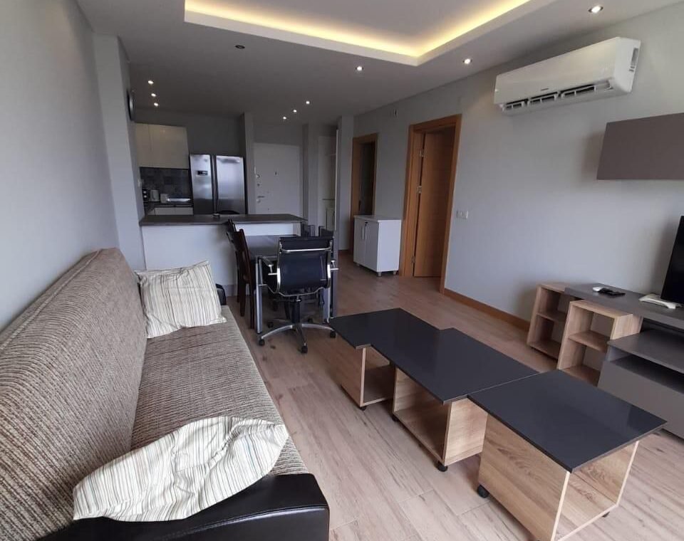 Apartamento T1 mobilado para alugar na Av. Marginal no Deco Assus