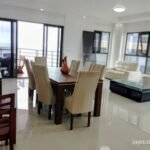 Sala de estar mobilada com uma excelente vista