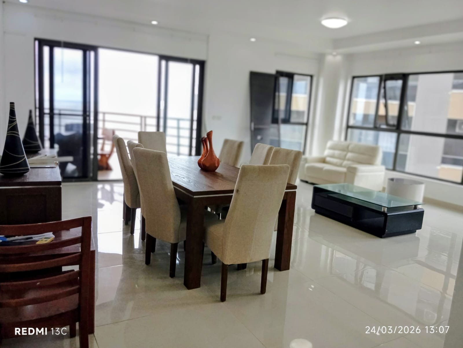 Sala de estar mobilada com uma excelente vista