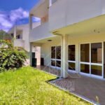 Moradia no Condomínio Ayesha Garden, com um pequeno jardim