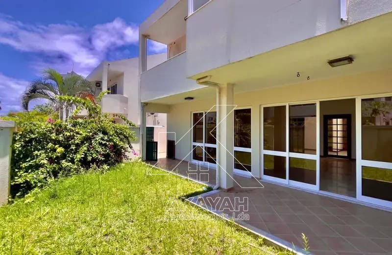 Moradia no Condomínio Ayesha Garden, com um pequeno jardim