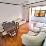 Sala de estar, mobilada com sofas branco