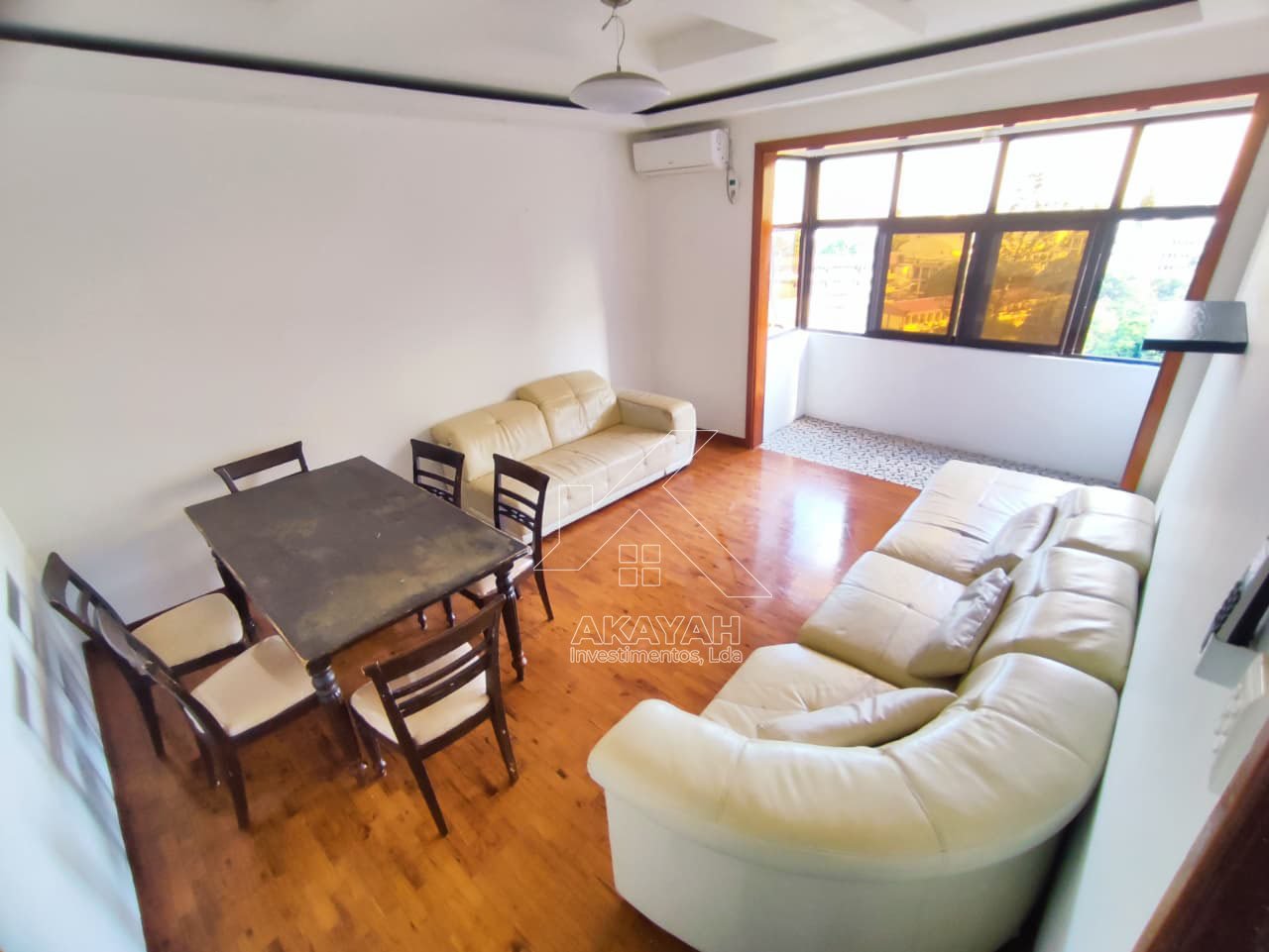 Sala de estar, mobilada com sofas branco