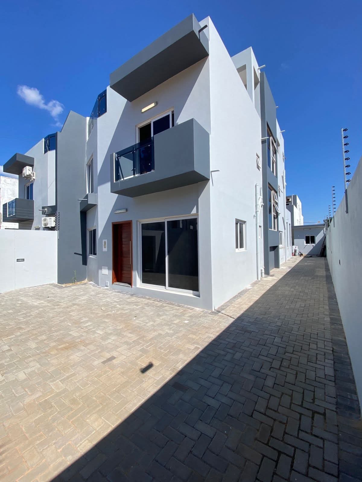 Moradia com um res do chao e primeiro andar