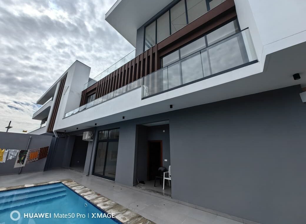 Casas Res do chao, primeiro andar com piscina