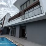 Casas Res do chao, primeiro andar com piscina