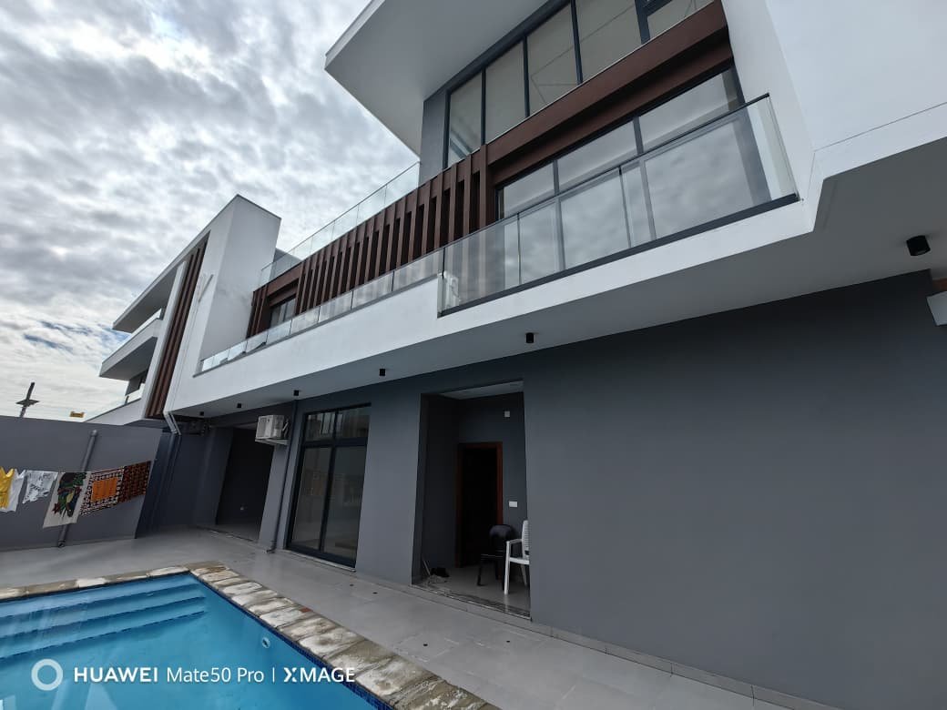 Casas Res do chao, primeiro andar com piscina