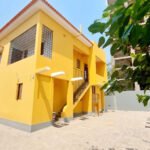 Moradia amarela com dois pisos