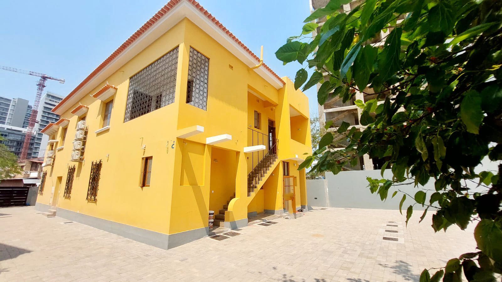 Moradia amarela com dois pisos