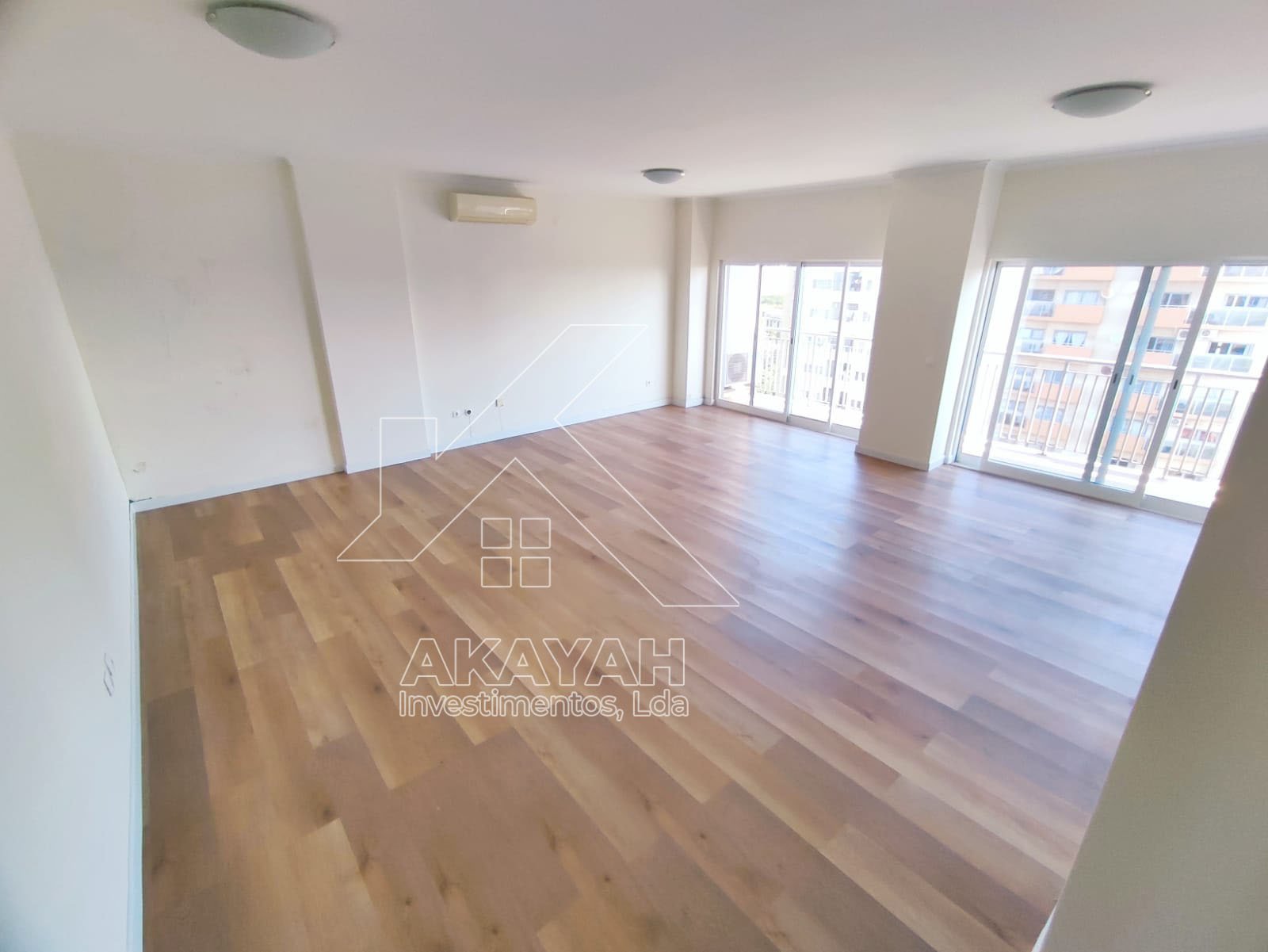 Sala de estar sem mobilia