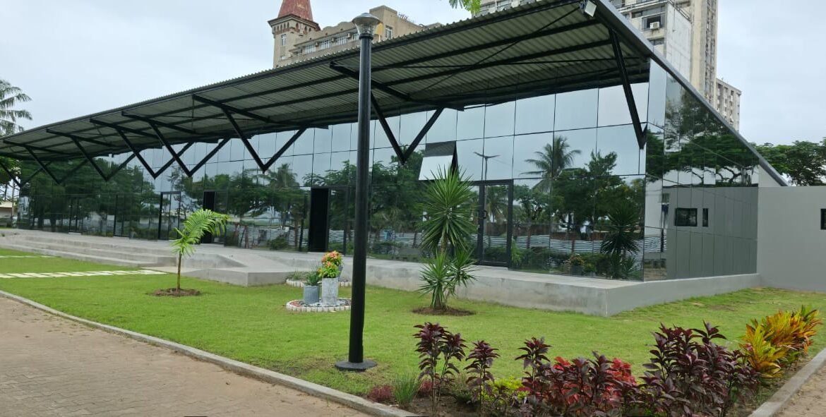 Parte frontal de uma grelha de lojas na baixa da cidade de Maputo