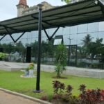 Parte frontal de uma grelha de lojas na baixa da cidade de Maputo