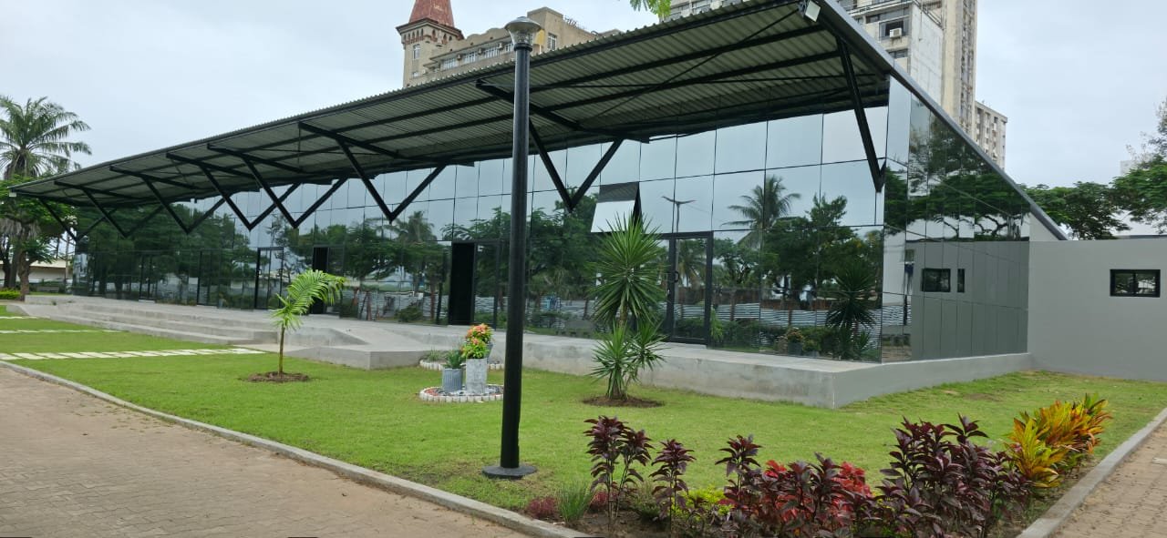 Parte frontal de uma grelha de lojas na baixa da cidade de Maputo