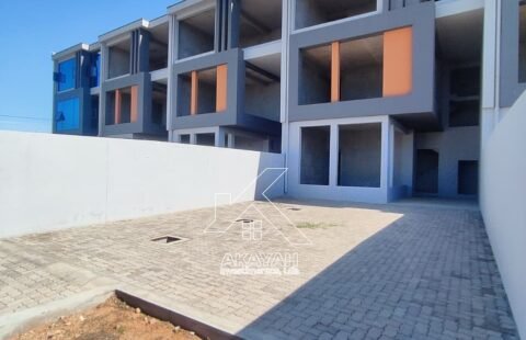 Vende-se 10 Moradias T4 inacabadas na Costa do Sol